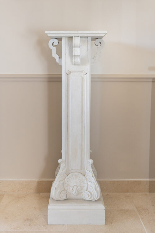 Colonne piédestal en bois sculpté – Style classique, peinture blanche