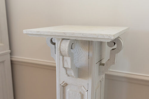 Colonne piédestal en bois sculpté – Style classique, peinture blanche – Image 3
