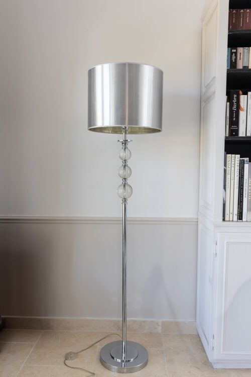Lampadaire chromée et verre soufflé – Design 1970