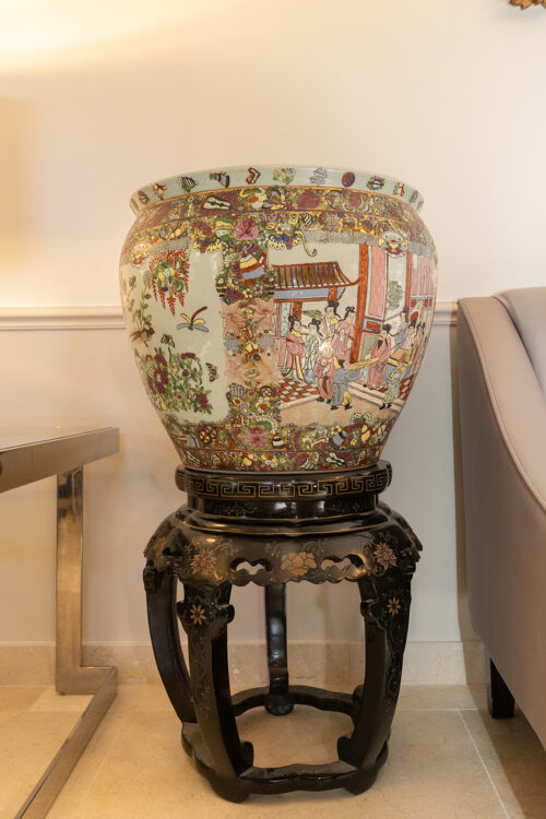 Paire de grandes jardinières chinoises à décor polychrome et carpes – Chine, XXᵉ siècle