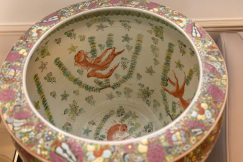 Paire de grandes jardinières chinoises à décor polychrome et carpes – Chine, XXᵉ siècle – Image 5