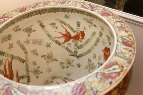 Paire de grandes jardinières chinoises à décor polychrome et carpes – Chine, XXᵉ siècle – Image 3