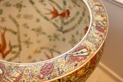 Paire de grandes jardinières chinoises à décor polychrome et carpes – Chine, XXᵉ siècle – Image 2