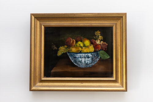 Nature morte aux pêches et poires dans une coupe chinoise – Huile sur toile, XXᵉ siècle