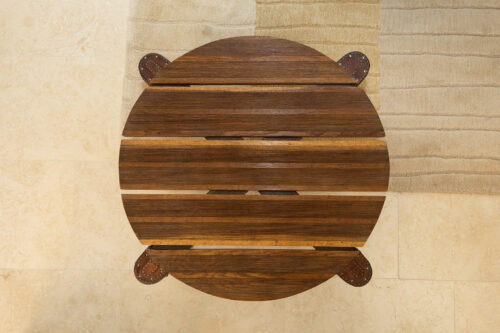 Table basse ronde en chêne et cuir attribuée à Jacques Adnet,1950 – Image 2