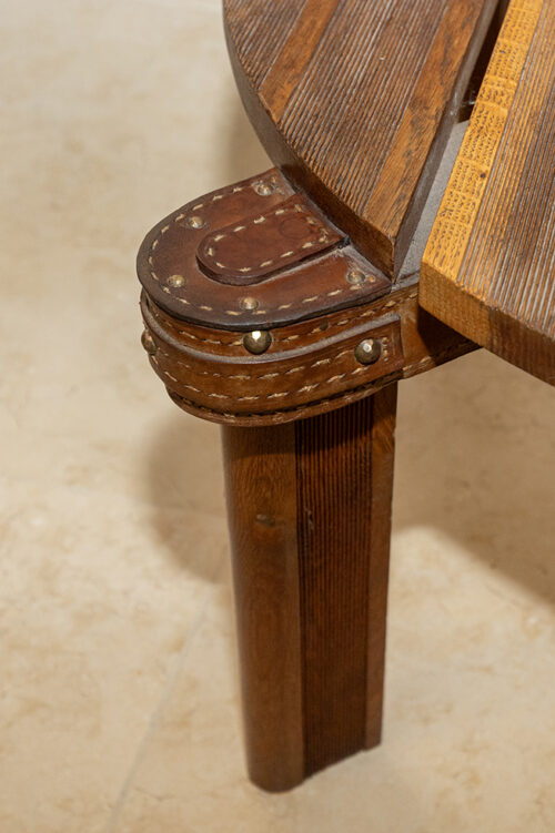 Table basse ronde en chêne et cuir attribuée à Jacques Adnet,1950 – Image 4