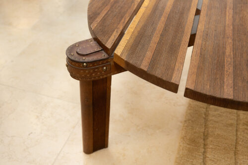 Table basse ronde en chêne et cuir attribuée à Jacques Adnet,1950 – Image 5