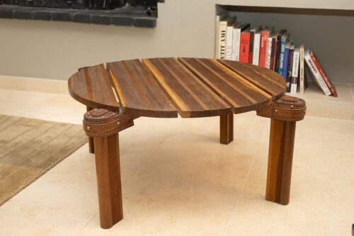 Table basse ronde en chêne et cuir attribuée à Jacques Adnet,1950 – Image 6