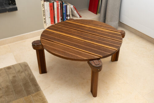 Table basse ronde en chêne et cuir attribuée à Jacques Adnet,1950