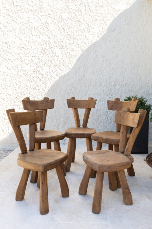 Ensemble de 5 chaises brutalistes en bois massif – France, vers 1970 – Image 4