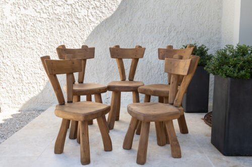 Ensemble de 5 chaises brutalistes en bois massif – France, vers 1970