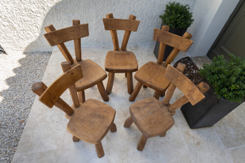 Ensemble de 5 chaises brutalistes en bois massif – France, vers 1970 – Image 2