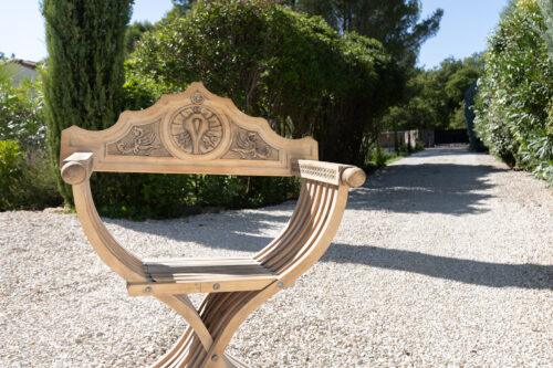 Paire de fauteuils pliants savonarola – Style Renaissance, bois sculpté – Image 9