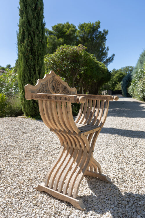 Paire de fauteuils pliants savonarola – Style Renaissance, bois sculpté – Image 6