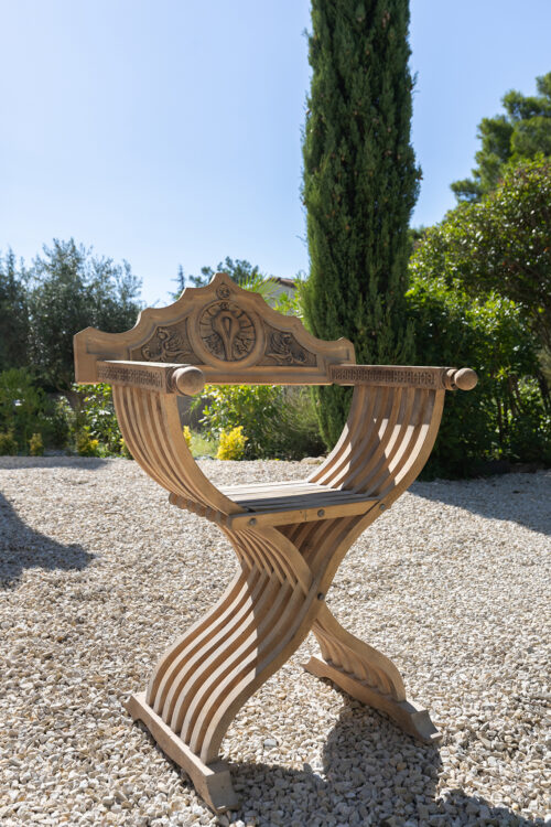 Paire de fauteuils pliants savonarola – Style Renaissance, bois sculpté – Image 5