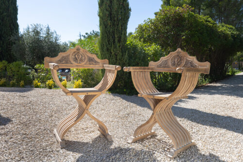 Paire de fauteuils pliants savonarola – Style Renaissance, bois sculpté