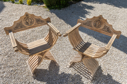 Paire de fauteuils pliants savonarola – Style Renaissance, bois sculpté – Image 2