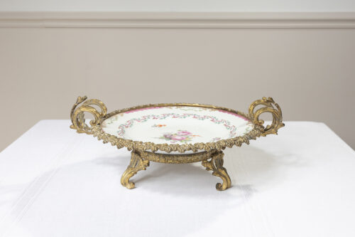 Plateau en porcelaine à décor floral – Monture en bronze doré, fin XIXᵉ – Image 3