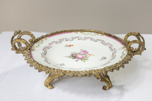 Plateau en porcelaine à décor floral – Monture en bronze doré, fin XIXᵉ