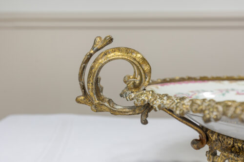 Plateau en porcelaine à décor floral – Monture en bronze doré, fin XIXᵉ – Image 6
