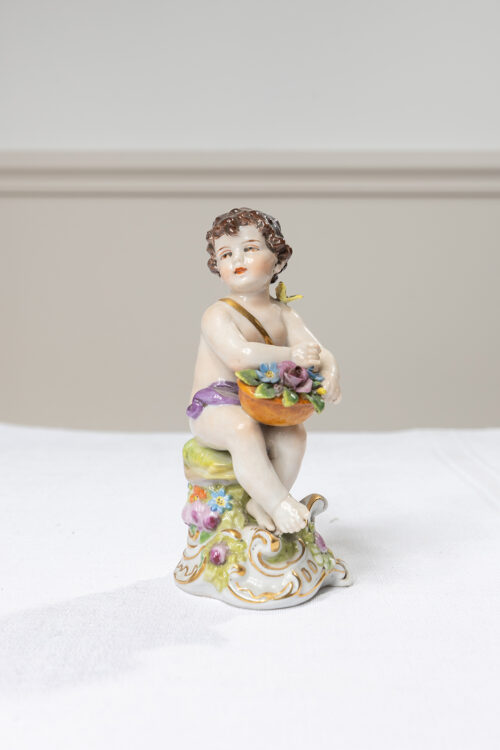 Suite de 4 figurines en porcelaine polychrome – Putti aux attributs, Allemagne/Dresde style, fin XIXᵉ – début XXᵉ – Image 5