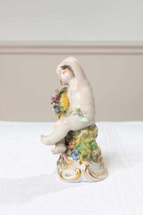Suite de 4 figurines en porcelaine polychrome – Putti aux attributs, Allemagne/Dresde style, fin XIXᵉ – début XXᵉ – Image 10