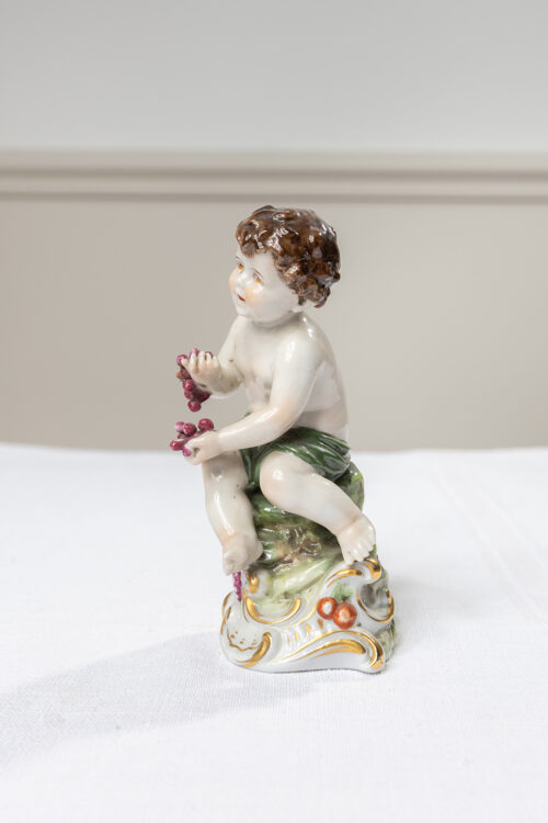 Suite de 4 figurines en porcelaine polychrome – Putti aux attributs, Allemagne/Dresde style, fin XIXᵉ – début XXᵉ – Image 7