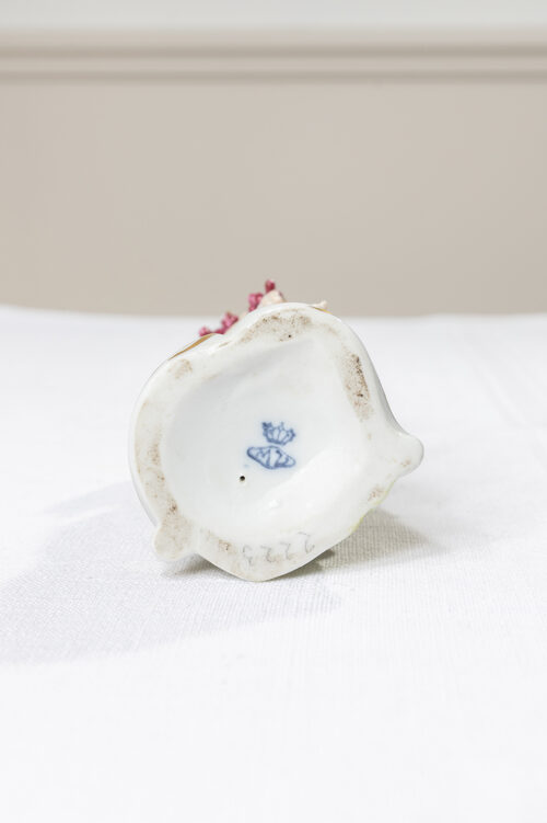 Suite de 4 figurines en porcelaine polychrome – Putti aux attributs, Allemagne/Dresde style, fin XIXᵉ – début XXᵉ – Image 6