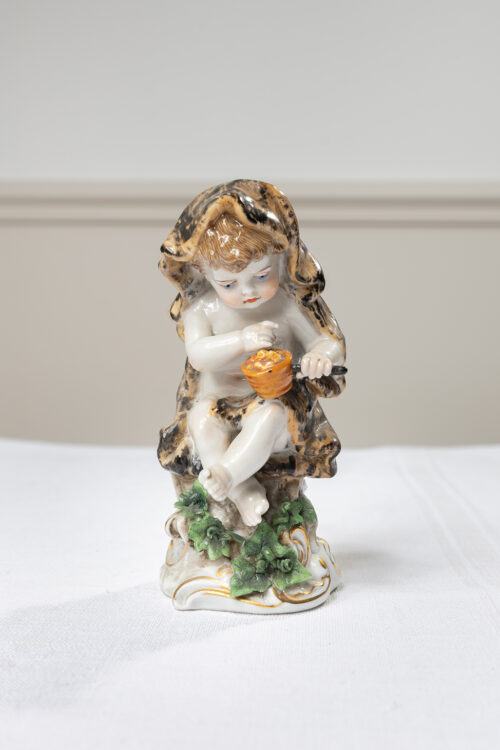 Suite de 4 figurines en porcelaine polychrome – Putti aux attributs, Allemagne/Dresde style, fin XIXᵉ – début XXᵉ – Image 4