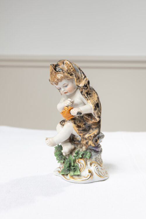 Suite de 4 figurines en porcelaine polychrome – Putti aux attributs, Allemagne/Dresde style, fin XIXᵉ – début XXᵉ – Image 3