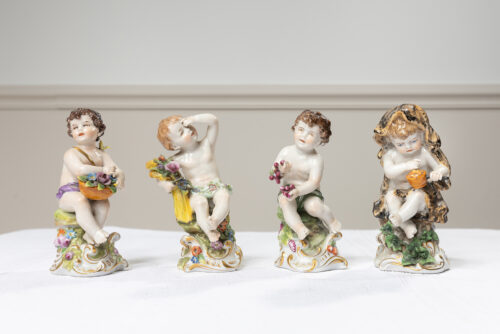 Suite de 4 figurines en porcelaine polychrome – Putti aux attributs, Allemagne/Dresde style, fin XIXᵉ – début XXᵉ